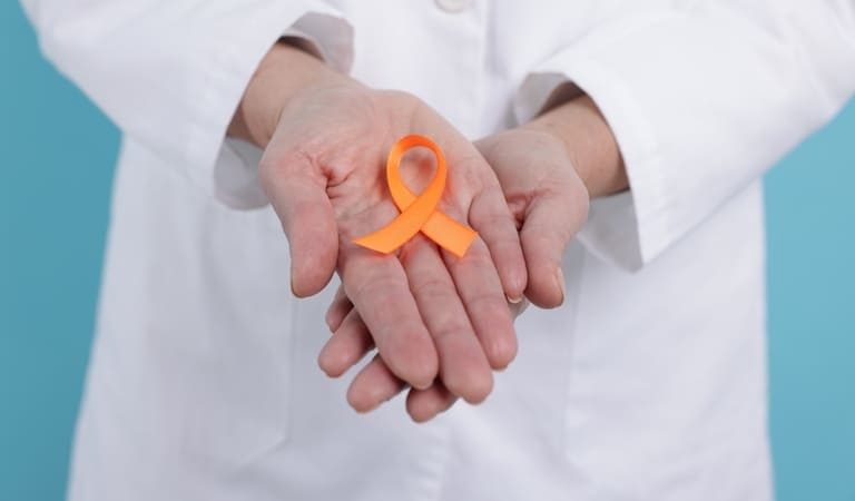 primeros sintomas esclerosis multiple